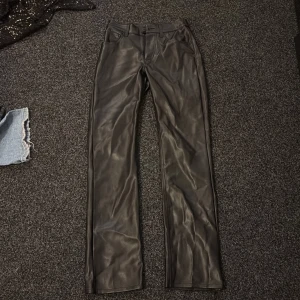 Bikbok skinnbyxor - Säljer dessa skinnbyxor från bikbok, aldrig använda. Så precis som nya