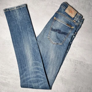 Nudie jeans - Nudie jeans | Storlek W28 L32 | Liten slitning mellan benen annars i bra skick. 