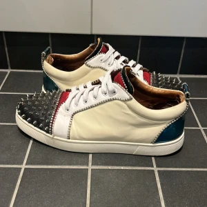 Christian Louboutin  - Säljer ett par snygga Christian louboutins. Skorna har en stilren röd sula🔴 Dem är köpta från vestarie collective och äktenhets beviset finns på bild. OBS: Bara skorna och vestaire collective tagen ingår. Dem saknar en nit. Dem är i storlek 43. Dem är limmade på insidan av höger sko. Vissa nitar har tappat lite färg Det är först till kvarn. Säljer billigt för att jag vill få dem sålda snabbt. För mer frågor eller bilder på skorna tveka inte på att höra av dig!