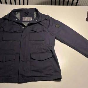 Pierre Cardin mörkblå field jacka - En mörkblå field jacket från märket Pierre Cardin i storlek S. Riktigt snygg och knappt använd, skriv vid frågor ☺️🤝
