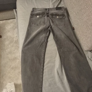Grå jeansbyxor med raka ben - Säljer ett par grå jeansbyxor från lager storlek M och full längd