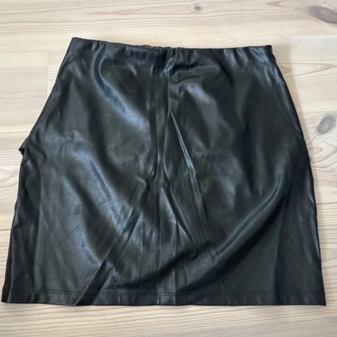 Svart omlottkjol i skinnimitation NLY One - 3