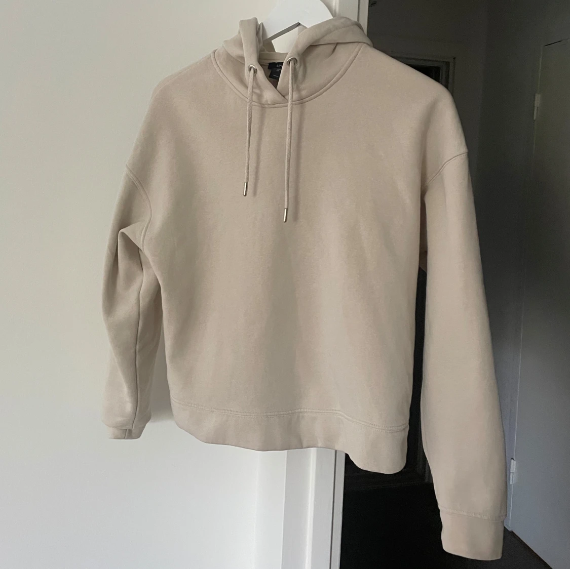 Beige hoodie från Lindex med huva