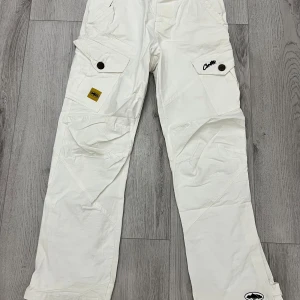 Corteiz Storm Cargos - Väldigt sällsynta cargobyxor från Corteiz från FW22 i vitt PERFEKTA för sommaren. Använda ett par gånger endast. Riktigt kap till ett DUNDERPRIS