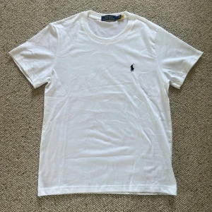 Polo Ralph laura T-shirt  - En vit polo Ralph lauren T-shirt i storlek S och den är i nytt skick. Pris kan diskuteras och skriv om du har några frågor. 