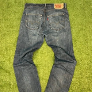 Levi's 501 mörkblå jeans W34 L34 - Klassiska Levi's 501 jeans i mörkblå tvätt med snyggt slitna detaljer och raka ben. 