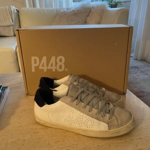  P448 sneakers - Snygga sneakers från P448 i en av deras mest eftertraktade modeller. Skorna har en parfymerat inneforder vilket gör dem perfekt nu till sommaren! De är köpta för 2400kr. 