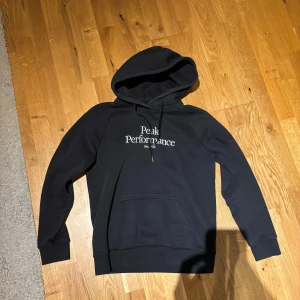 Peak performance hoodie - Stilren peak performance hoodie i nyskick till en bråkdel av nypriset. Den har använts max 1 gång och är mycket fint skick. STORLEK M. För fler frågor hör av dig