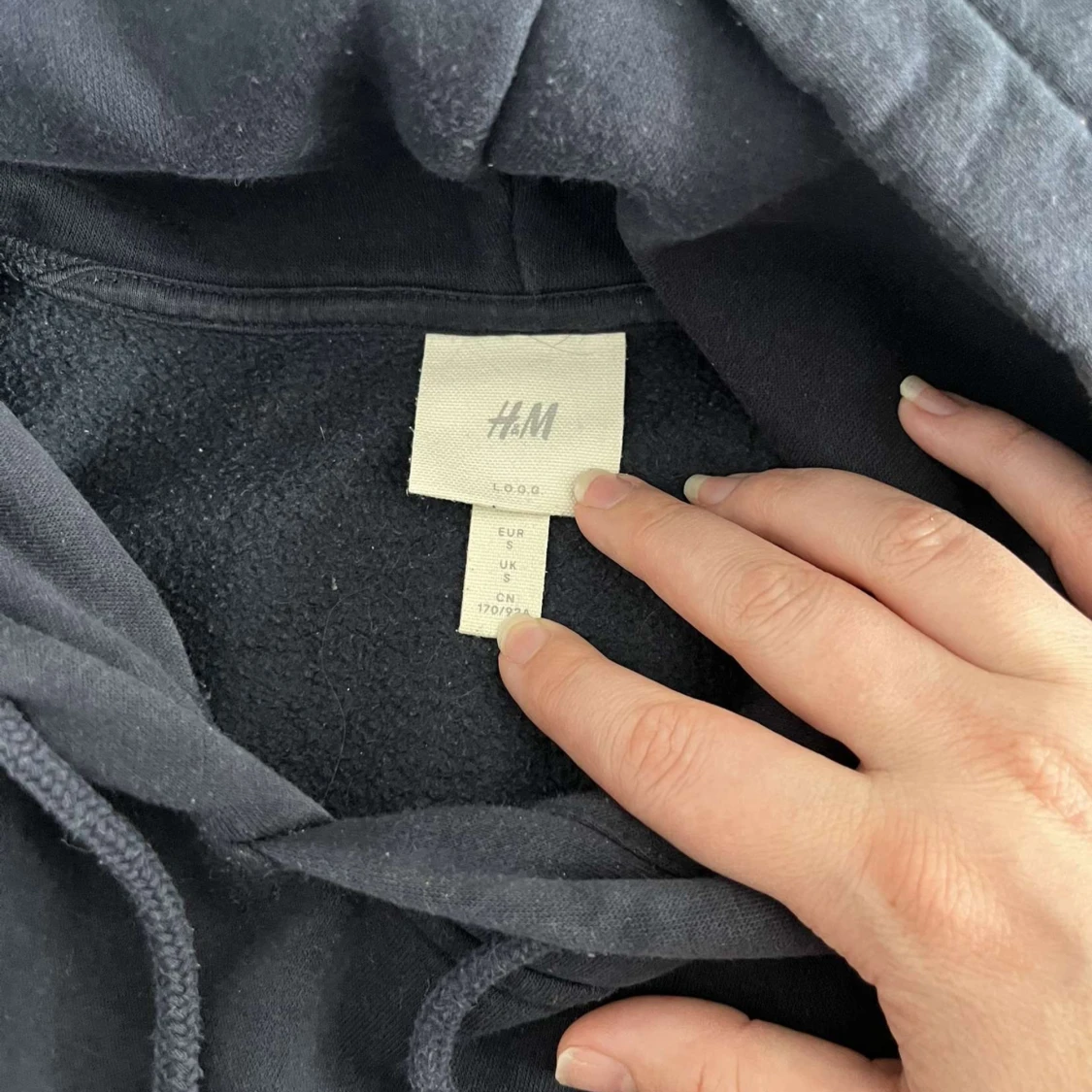 Svart hoodie LOCAL från H&M - 1