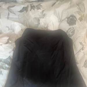 Svart linne med strassband - Supersnygg svart linne från H&M i slät polyester med tunna axelband täckta av glittrande strass. Enkel och stilren modell som ger en lyxig känsla. Perfekt för dig som vill sticka ut med detaljerna. Aldrig använd prislapp kvar.