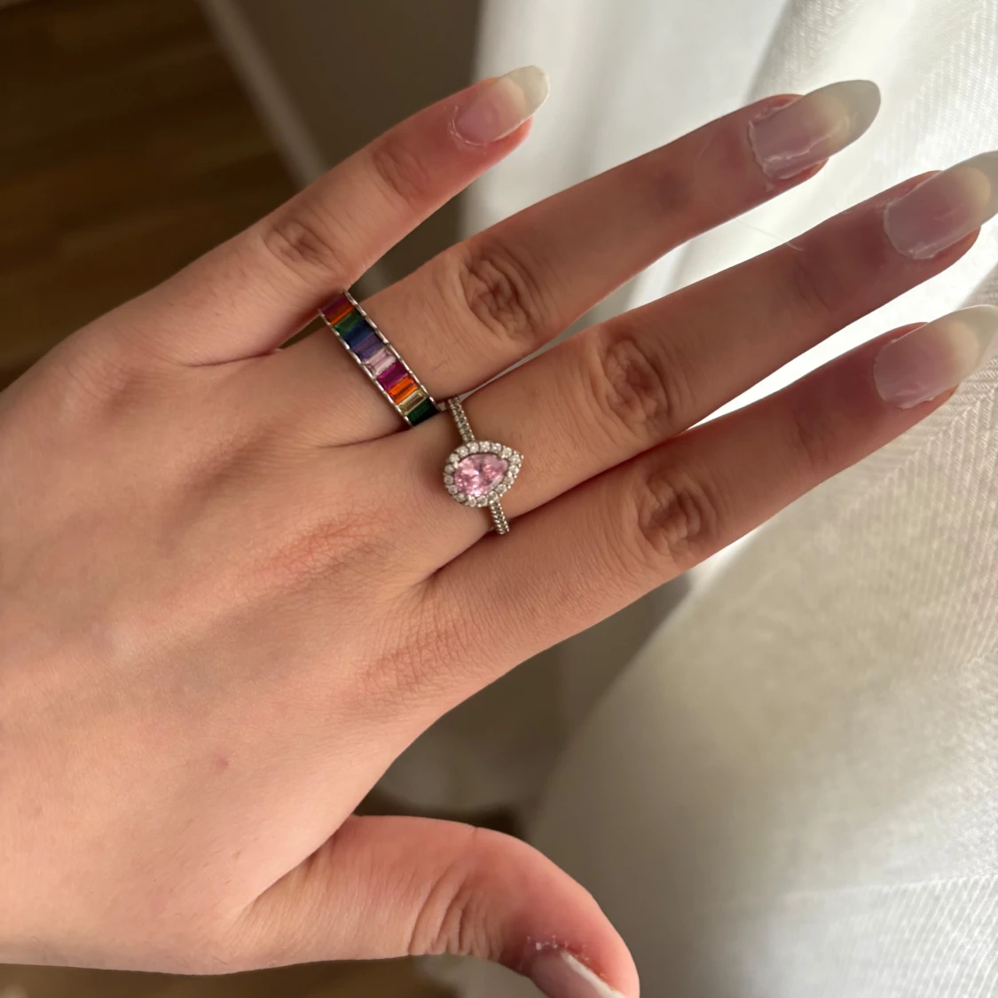 Två ringar med färgstenar och rosa sten