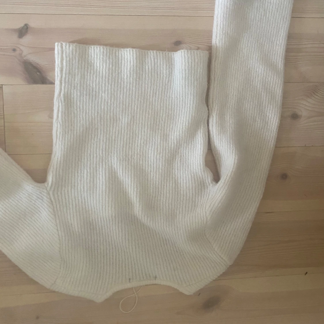 Vit ribbstickad urringad tröja med vida armar Gina Tricot - 1