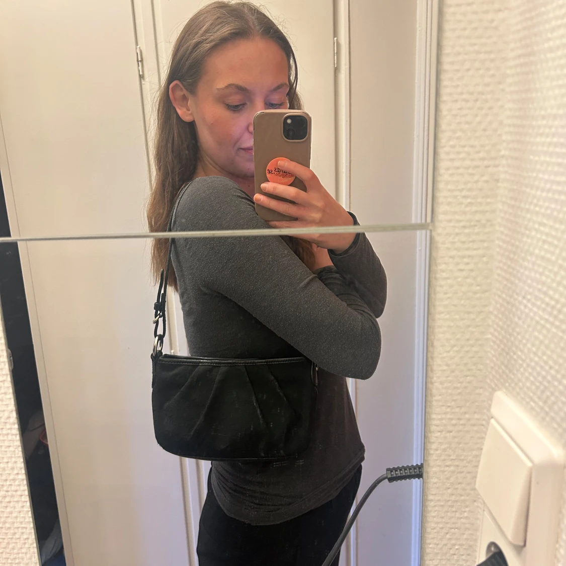 Svart axelväska från DKNY - 1
