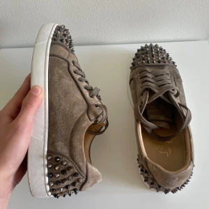 Christian Louboutin  - Snygga bruna sneakers i mocka från Christian Louboutin sjukt eftertraktade och dom är i sjukt bra skick bara 1 nit saknas dust bag kommer med priset är ej hugget i sten bara att höra av dig vid frågor och funderingar😃