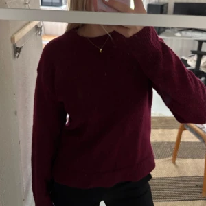 Vinröd stickad tröja - Mysig vinröd stickad tröja i storlek XS. Köpt på Ullared o säljer då jag knappt använt den❣️