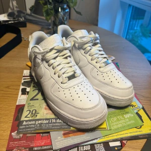 Nike Air Force 1 vita sneakers - Klassiska Nike Air Force 1 bra skick storlek 43