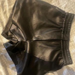 Svarta läder shorts  - Säljer dessa svarta shorts i läder, perfekta till sommaren! Använda en gång endast