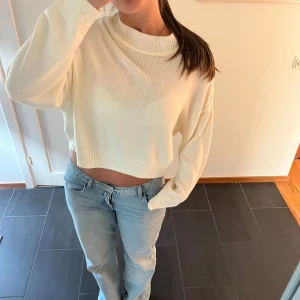 Vit croppad stickad tröja - Säljer denna vita croppade stickade tröjan!!