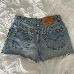 Levis jeansshorts  - Sååå snygga jeansshorts från Levis!! Hade önskat att de skulle va lite större på mig bara. Jag brukar ha 36 så sitter nog super på någon som har 34. 🥰