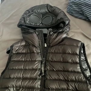 Cp company väst - Säljer för har nästan aldrig på mig och den är lite stor, gör också byten. Ena spännet har även lossnat vid midjan men verkar inte vara så svår fixat