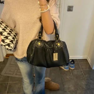 Svart handväska från Marc Jacobs - Sååå snygg Marc by Marc Jacobs väska i sjukt bra skick! Skriv för fler bilder 💞 Så snygg till allt och får plats med mycket!! 💞💞