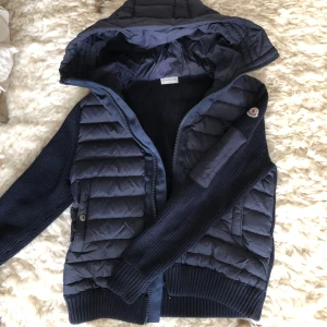 Moncler Jacka - Moncler jacka som passar perfekt till våren/sommaren. Den är helt oanvänd och det syns inte heller några skador på den, som ny! Hör gärna av er för mer frågor 