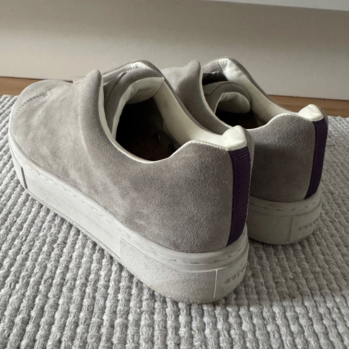 Grå mocka slip-on sneakers från Eytys - 2