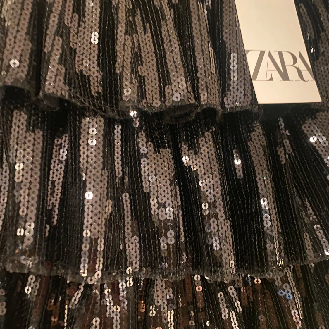 Svart paljettkjol med volanger från Zara - 1