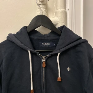 Morris zip - Morris| storlek S| mörkblå|fint skick|inga defekter|