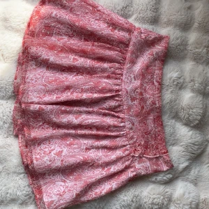 kortkjol från Gina Tricot - Supersöt minikjol från Gina Tricot i rosa och vitt. Passar 152 också men annars är storleken 158/164. Passar som xxs - s