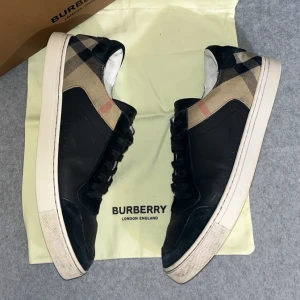 Burberry skor - Burbery skor | Vädligt snygga | Vädligt eftertraktade | Säljer billigt då jag föredrar att få pengarna snabbt | Skorna är använda och har tecken på det men dem har mycket kvar att ge | En bokstav har ramlat av men inget som märks när dem används | Allt ingår!! | Självklart äkta med äkthetsgaranti | Kontakta vid fler frågor eller funderingar ✔️