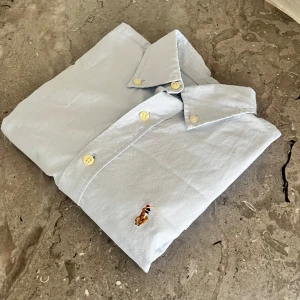 Ralph lauren skjorta - Hej! Säljer nu en otroligt det Ralph lauren skjorta i ljusblå, väldigt bra skick 10/10, passar perfekt nu på sommarn, hör av er vid funderingar och pris kan diskuteras