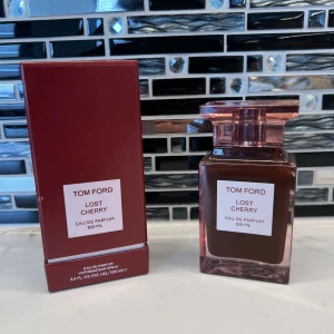 Tom Ford Lost Cherry EdP 100ml - Tom Ford Lost Cherry Eau de Parfum 100 ml. Lyxig parfym i en elegant, fyrkantig glasflaska med rödrosa ton och matchande kartong. Doften är känd för sina söta körsbärsnoter och exklusiva känsla. Perfekt för dig som vill sticka ut med en unik och djärv doft.