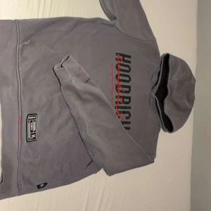 Helt ny Hoodrich hoodie för bara 499kr med storleken M - Hoodrich hoodie helt ny pris går för 800 men jag säljer den för 499. Storleken passade inte mig och för dig som undrar är det M.