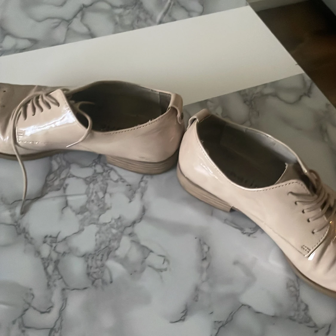 Beige lackskor från Tamaris med snörning - 1