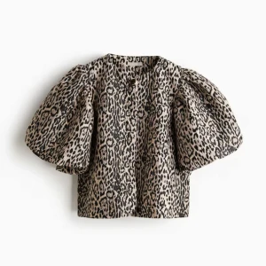 Leopardmönstrad blus med puffärm från H&M - Statementblus med leopardmönster i beige och svart och ballongärm. Endast provad. Storlek L. 🤎