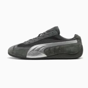 Puma speedcat sneakers - Säljer ett par stilrena Puma sneakers i mörkgrå mocka och mesh med silvriga detaljer på sidan. Skorna har snörning och låg profil, perfekt för dig som gillar en clean och sportig look. Ikonisk Puma-logga på tån och sidan.
