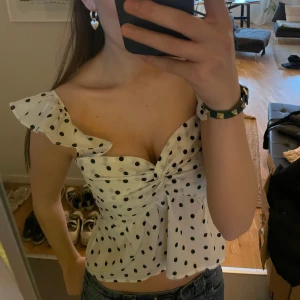 Prickig volang topp - Säljer denna super fina prickiga volang topp!🤍🖤