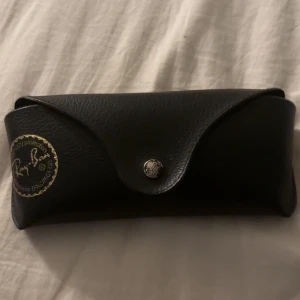 Bruna Ray-Ban solglasögon i pilotstil - Snygga Ray-Ban solglasögon i klassisk pilotstil med brunmelerad båge och bruna tonade glas. Tillverkade i Italien och kommer med original svart fodral i skinnimitation. Perfekta för att lyfta din stil med en tidlös vibe.