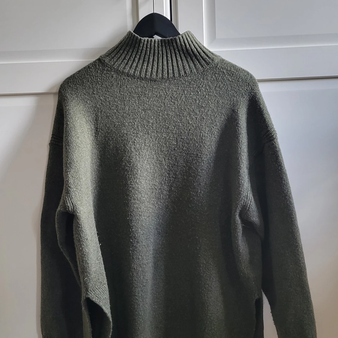 Mörkgrön stickad polotröja H&M