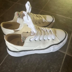 Vita Maison miharas - Snygga vita sneakers från Maison Mihara. Säljer då de är för stora. Storlek 43!