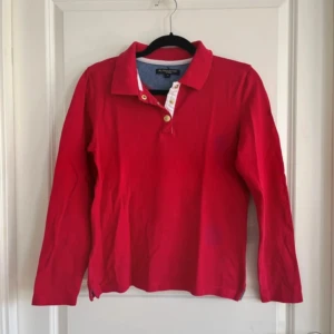 Röd tröja - Röd tröja med fläck 
