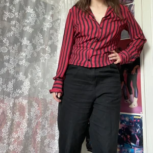 Snygg randig blus NA-KD - Snygg röd svart blus med rosett baktill. Tight passform, passar bäst på någon som har 36. Jag kan mötas upp i Uddevalla centrum, annars fraktar jag gärna. Köparen står för frakten. (Står ej för postens slarv) katt finns i hemmet. 