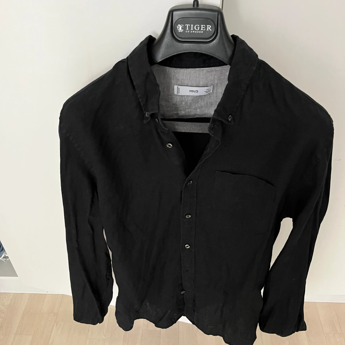 Svart linneskjorta från MNG(mango)