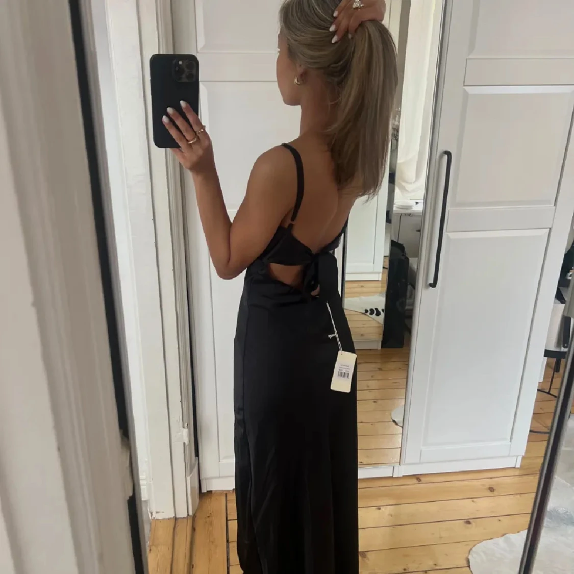 Svart långklänning med öppen rygg