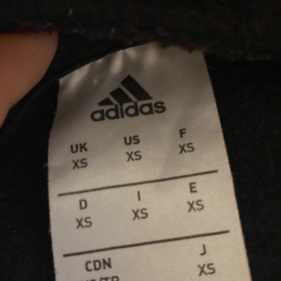 Svart Adidas hoodie med broderad logga - 4