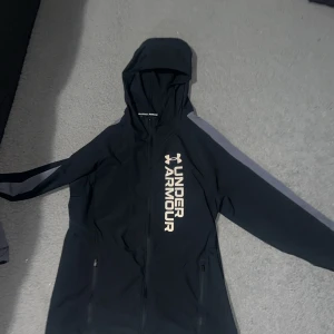 Under Armour jacka - Mycket bra skick säljer då jag inte gillar.   Pris kan diskuteras vid snabb affär 