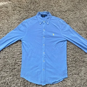 Ralph lauren skjorta - Säljer denna rikigt feta Ralph lauren skjortan⭐️Skick: 9,5/10!🙌 Storlek S : Featherweight mesh!🤝Hör gärna av er om ni har funderingar!👍