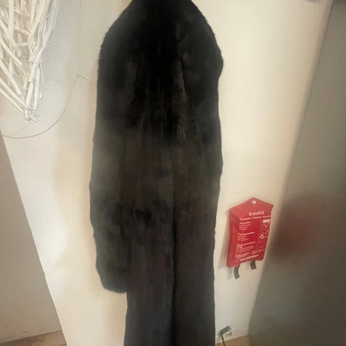 Lång mörk pälsjacka i klassisk stil - 2