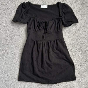 Svart blommig miniklänning  - Miniklänning från ASOS, använd typ 1 gång! Super söt men lite för kort för min smak, jag är ca 164cm lång så den passar nog någon lite kortare 🤗Storlek eu 32